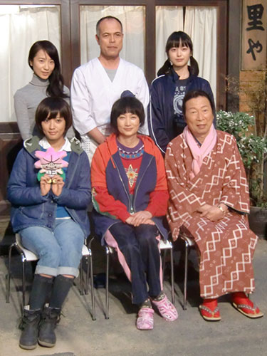 会見に出席した（前列左から）夏菜、余貴美子、石倉三郎（後列左から）映美くらら、田中要次、朝倉あき