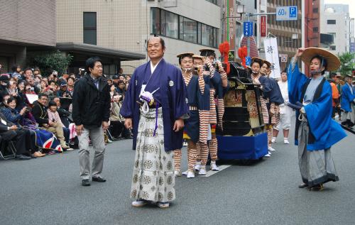 徳川吉宗の日光東照宮参詣を再現した行列で、沿道を歩く吉宗役の松平健