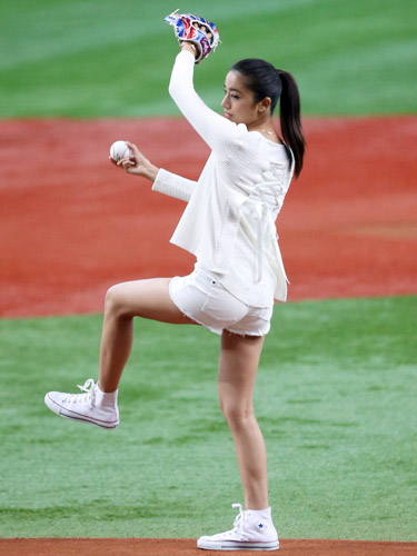 社会人野球日本選手権決勝の始球式を務めた高橋メアリージュン