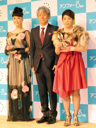 アンチエイジング大賞を受賞した大地真央（左）と吉田沙保里