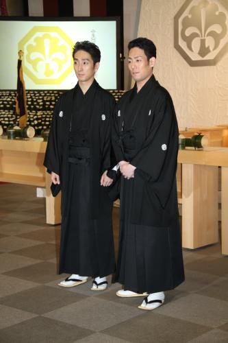 中村勘三郎さんの葬儀・告別式で、父への思いを語る長男・中村勘九郎（右）と次男・七之助