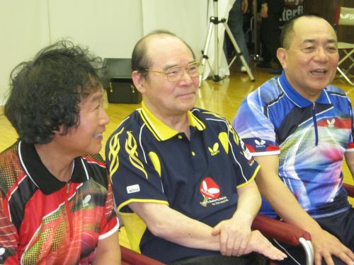 久々の卓球にご機嫌だった林家こん平（中）と三遊亭小遊三（右）、山田隆夫（左）のらくご卓球クラブ「笑点」トリオ