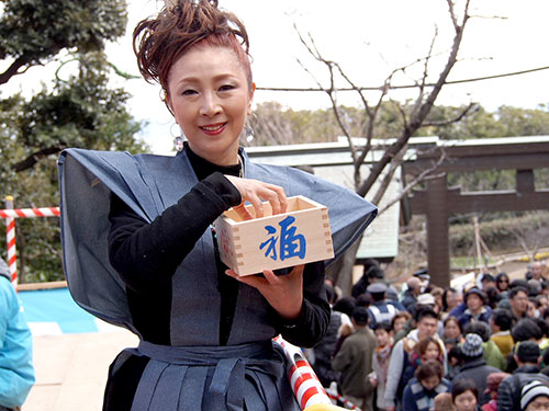 安倍里葎子が江島神社で豆まき　曲と化粧品アピール