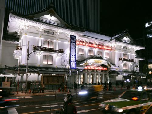 歌舞伎座がライトアップ　４月の再開場へ試験点灯、２２日まで