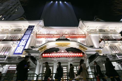 夜間ライトアップの試験点灯が始まった歌舞伎座