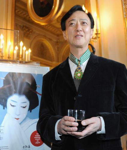 フランス政府から芸術文化勲章コマンドゥールを贈られた坂東玉三郎