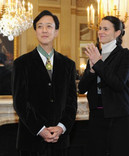 フランス政府から芸術文化勲章コマンドゥールを贈られた坂東玉三郎。右はオレリー・フィリペティ文化・通信相