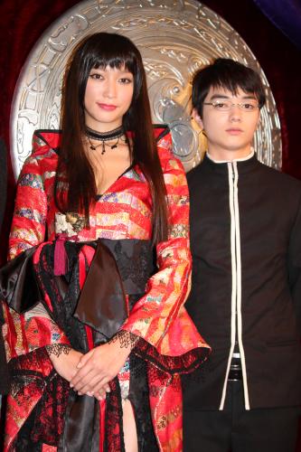 ＷＯＷＯＷドラマ「ホリック×××ＨＯＬｉＣ」制作発表記者会見に出席した杏（左）と染谷将太