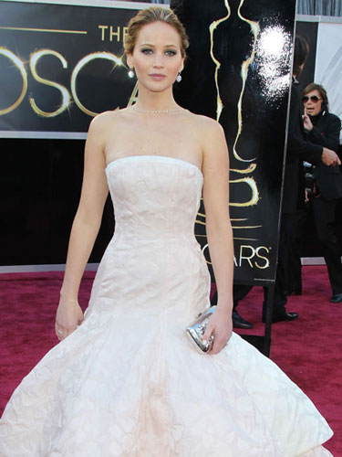 アカデミー賞主演女優賞を受賞したジェニファー・ローレンス。派手なドレスはレッドカーペットでも注目の的だった