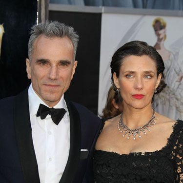 主演男優賞のダニエル・デイ＝ルイスは妻とともにレッドカーペットを歩いた