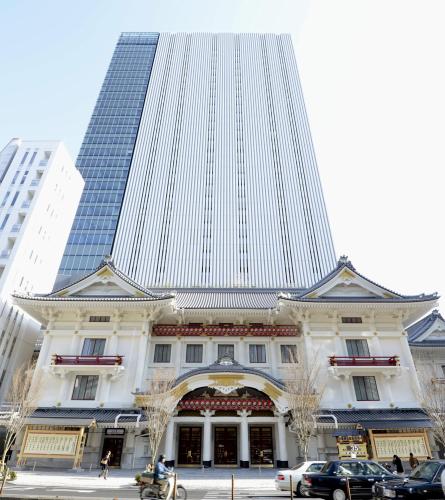 ４月からこけら落とし公演が始まる歌舞伎座。後方は「歌舞伎座タワー」