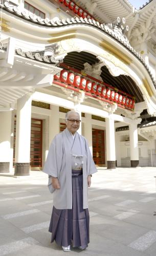 建て替え工事が完了した歌舞伎座の前でポーズをとる坂田藤十郎