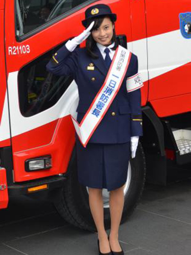 小島瑠璃子が一日消防署長　隊員訓練にうっとり「筋肉もあるし…」