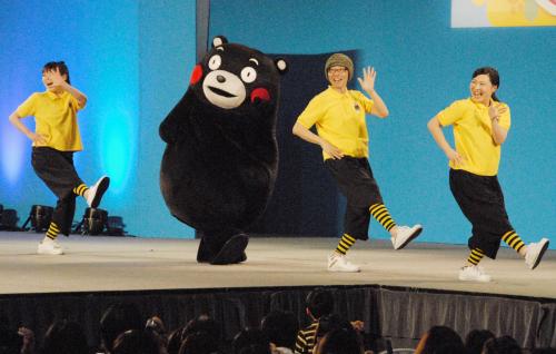初披露されたイメージソングに合わせて踊る熊本県のキャラクター「くまモン」