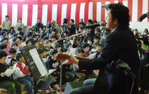 中村雅俊　被災、統合小学校の校歌を作曲、児童と歌う