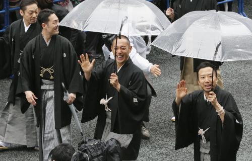 東京・銀座を練り歩き、沿道のファンに笑顔で応える（左から）市川中車、中村勘九郎、市川海老蔵、市川猿之助