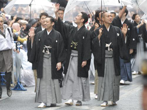 歌舞伎座　新開場記念で“世紀のお練り”３万２０００人祝福！