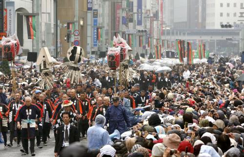 歌舞伎座の再開場を記念し、木やりを先頭に東京・銀座を練り歩く歌舞伎俳優ら