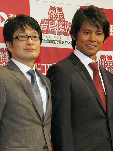 １０年５月、映画「踊る大捜査線　ＴＨＥ　ＭＯＶＩＥ３」のイベントで主演の織田裕二（右）と笑顔を浮かべる亀山千広氏