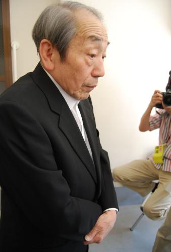 報道陣の取材に応じる、亡くなった茂山千作さんの長男の茂山千五郎さん
