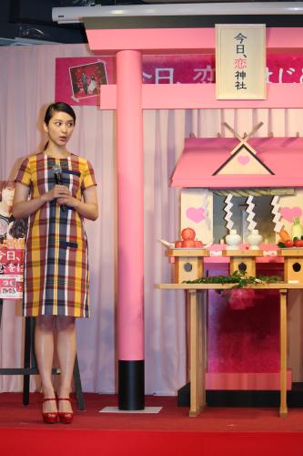 「今日、恋をはじめます」ブルーレイ＆ＤＶＤ発売記念イベントに登場、ピンク色に彩られた神社に驚いた顔の武井咲