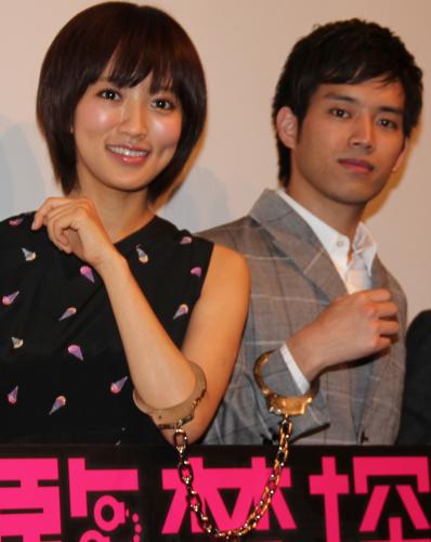 映画「監禁探偵」初日舞台あいさつで、手錠をつなぐ夏菜（左）と三浦貴大