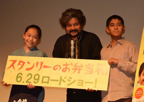 インド人監督と息子の子役「オヅ、クロサワ、オオシマ」から日本食学ぶ
