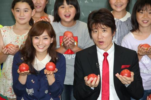 タキイ種苗「桃太郎トマトの学校」特別授業に出席し、笑顔を見せる藤本美貴（左）と林修氏