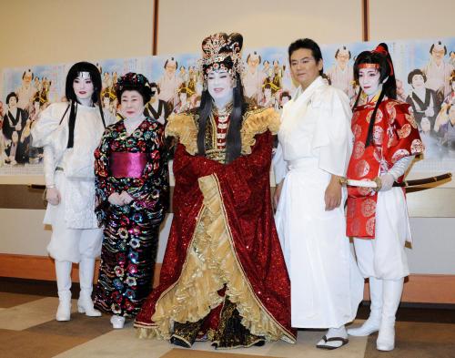 梅沢劇団の公演後、取材に応じた中村玉緒（左から２人目）、梅沢富美男（同３人目）ら