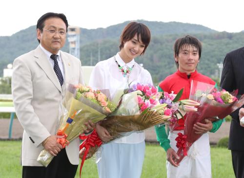 剛力彩芽　福島競馬場でプレゼンター！「福島に元気を」