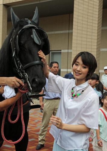 【画像・写真】剛力彩芽　福島競馬場でプレゼンター！「福島に元気を」