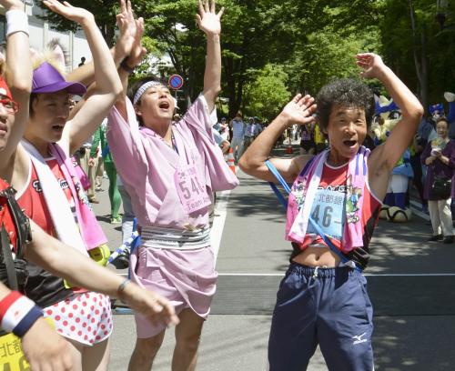 【画像・写真】間寛平が秋田路快走！活性化に一役、再訪誓う「もう一度来たい」