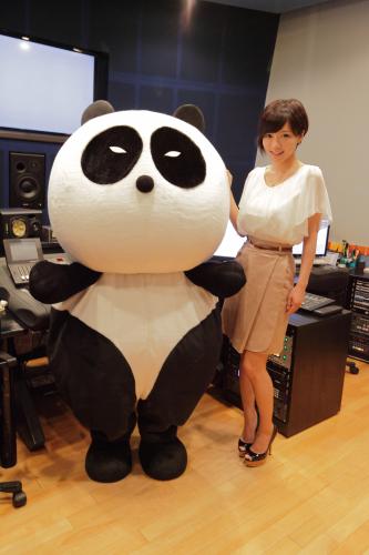 人気キャラクター「ハイレグパンダ」の着ぐるみと並ぶ釈由美子