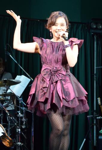 西田ひかる　１２年ぶり単独ライブ！ミニスカ姿も披露