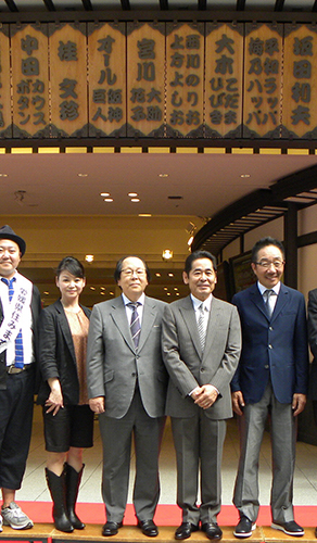 お披露目式に参加した（右から）中田カウス・ボタン、吉本興業・吉野伊佐男会長、未知やすえら