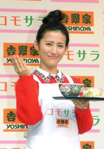 牛丼片手に「お・も・て・な・し」のポーズを取る福田彩乃