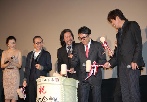 映画「清須会議」初日舞台あいさつで、初めて鏡開きを体験し、はしゃぐ三谷幸喜監督（右から２人目）ら