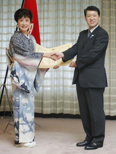 小林幸子に新潟県民栄誉賞　芸能活動５０年を記念、感激の表彰式