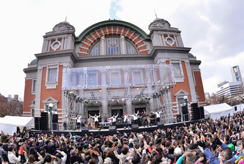 ８０００人が大阪市中央公会堂前に集結し、街がライブ会場に変ぼう