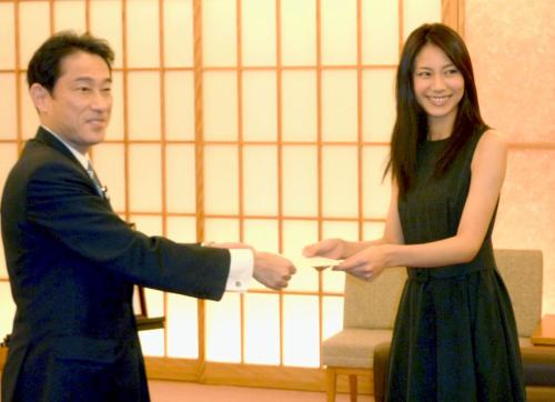 岸田外相（左）から親善大使の委嘱状を受け取る松下奈緒