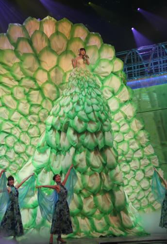 水森かおり　６・３メートルの巨大衣装披露　嵐も感嘆「すごい！」