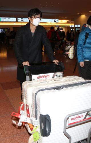 ハワイから帰国した堺雅人は二人分のスーツケースを運ぶ