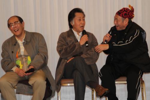 ドラマ「三匹のおっさん」制作発表記者会見で息のあったやりとりを見せる（左から）志賀廣太郎、北大路欣也、泉谷しげる