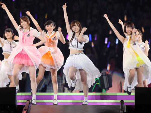 乃木坂４６デビュー２周年記念ライブでセンターで歌う白石麻衣（中央）