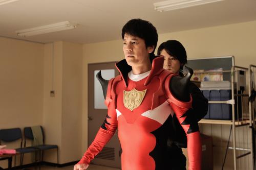 映画「イン・ザ・ヒーロー」の撮影現場。唐沢寿明が劇中の戦隊ヒーローのスーツを身につける場面