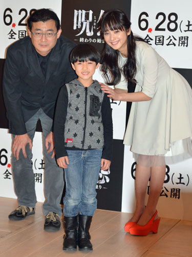 映画「呪怨　―終わりの始まり―」の製作発表に出席した（左から）落合正幸監督、小林颯、佐々木希