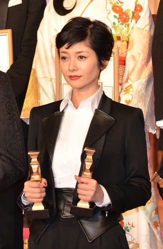 【画像・写真】真木よう子　３５年ぶりダブル受賞　うっすら目も潤む