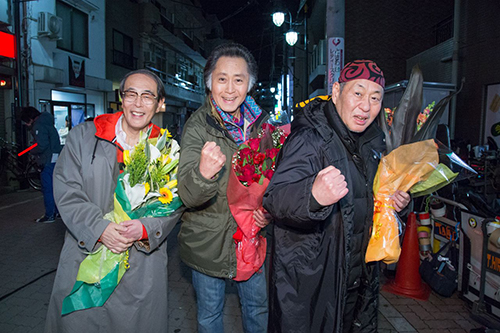 クランクアップしたテレビ東京のドラマ「三匹のおっさん～正義の味方、見参！！～」で花束を手に笑顔の（左から）志賀廣太郎、北大路欣也、泉谷しげる