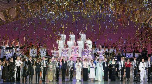 宝塚歌劇の１００周年を記念して開かれた「夢の祭典」のフィナーレ