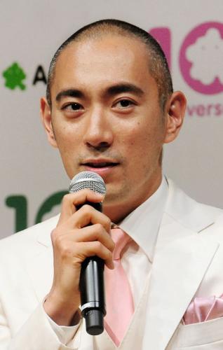 新ＣＭ発表会でブログの魅力をＰＲする歌舞伎俳優市川海老蔵